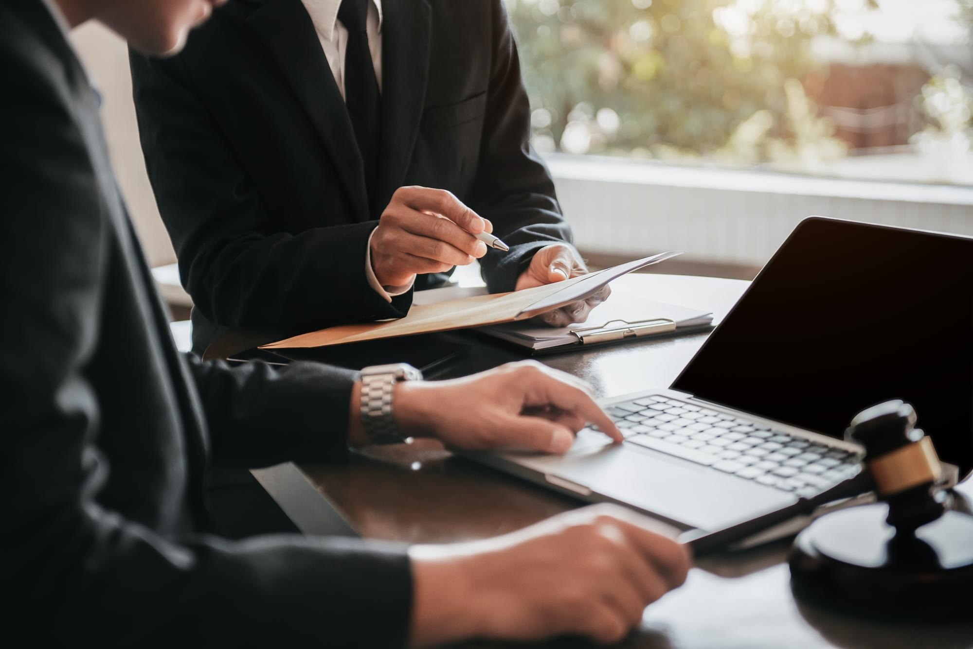Abogados revisando bienes inmuebles